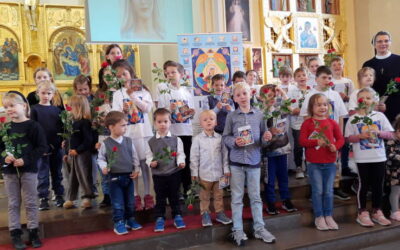 Podwójne świętowanie Dnia Matki i oddanie się dzieci Najświętszej Maryi Pannie.