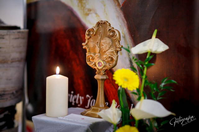 Wprowadzenie relikwii św. Jana Pawła II do kościoła klasztornego